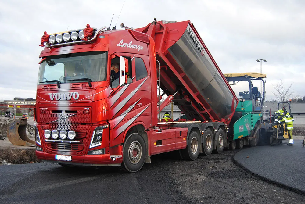 Lastbil och asfaltläggare vid återställningsarbete i Göteborg – Lerbergs Entreprenad