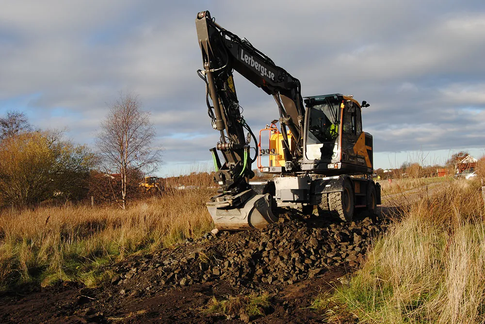 Grävmaskin schaktar vid anläggningsarbete i Göteborg – Lerbergs Entreprenad